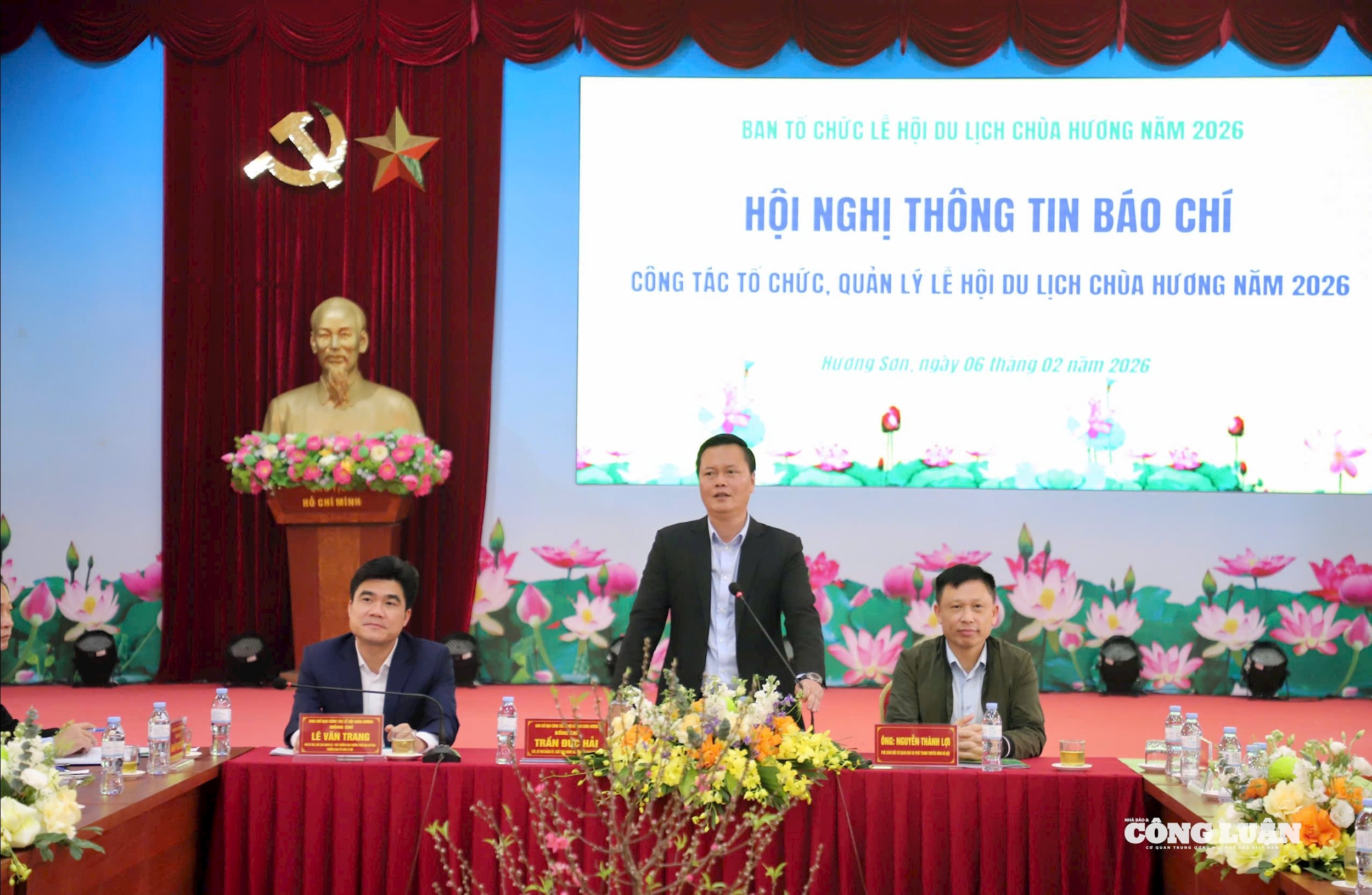 Ông Trần Đức Hải - Bí thư Đảng uỷ xã Hương Sơn, Trưởng ban chỉ đạo lễ hội Chùa Hương phát biểu tại họp báo.