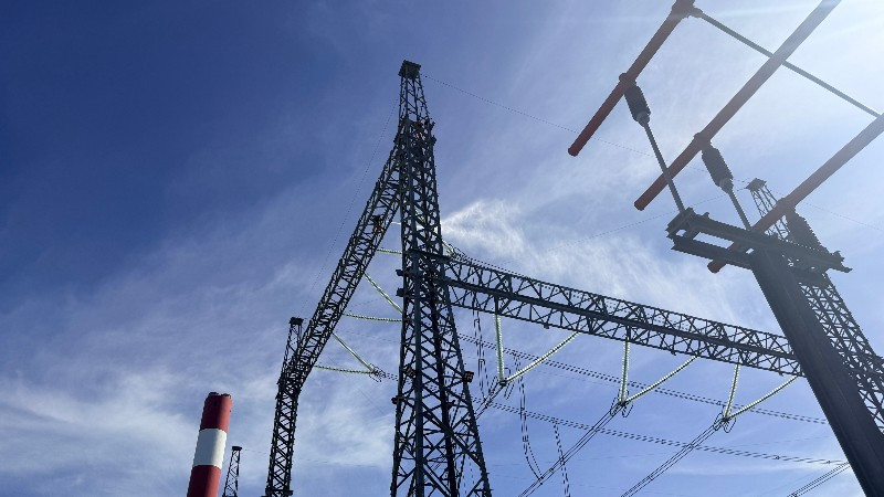 Vệ sinh cách điện hotline tại Trạm biến áp 500kV Vân Phong, Khánh Hòa.