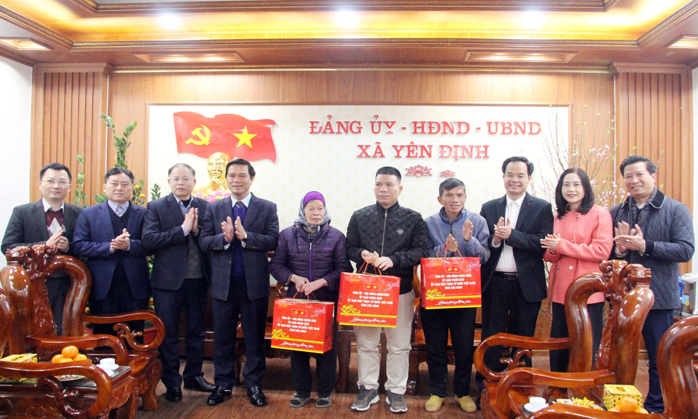Đồng chí Lê Xuân Lợi cùng thành viên đoàn công tác tặng quà người có công, hộ nghèo xã Yên  Định.