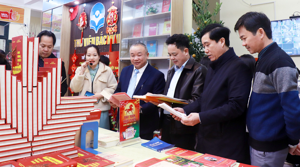 Các đại biểu tham quan khu vực trưng bày sách báo tại Thư viện Bắc Ninh số 1.