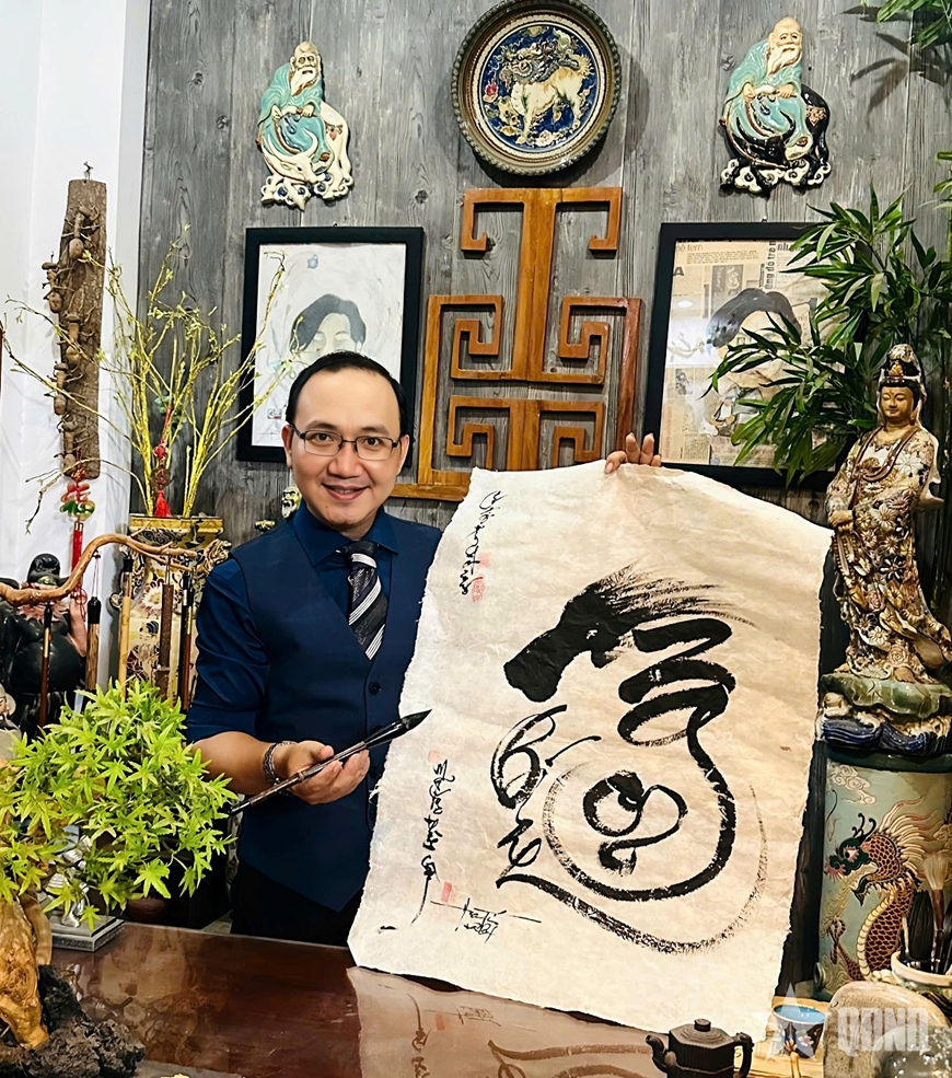 ThS Nguyễn Hiếu Tín với nghệ thuật thư pháp. Ảnh do nhân vật cung cấp.