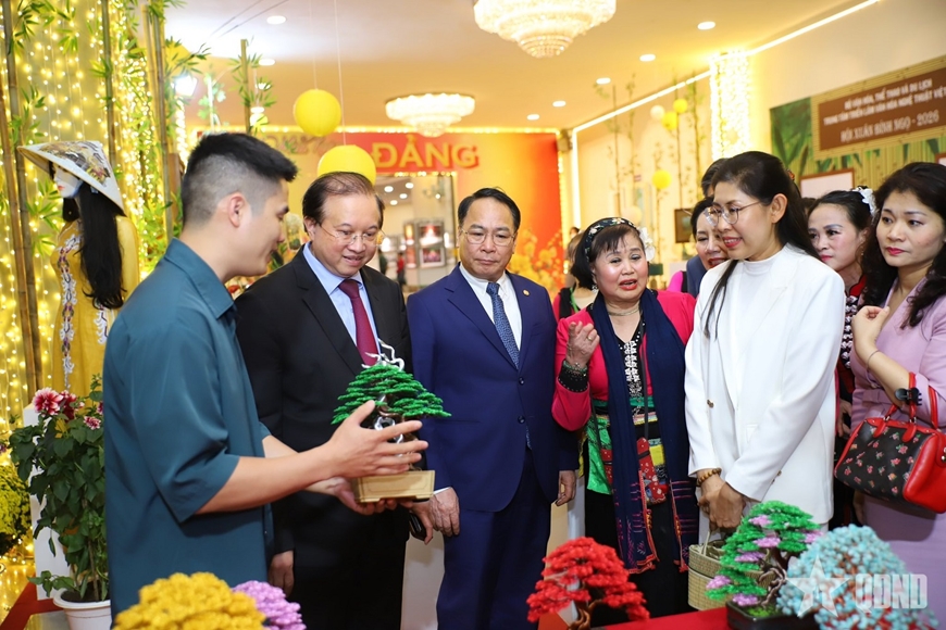 Các đại biểu tham quan khu trưng bày.