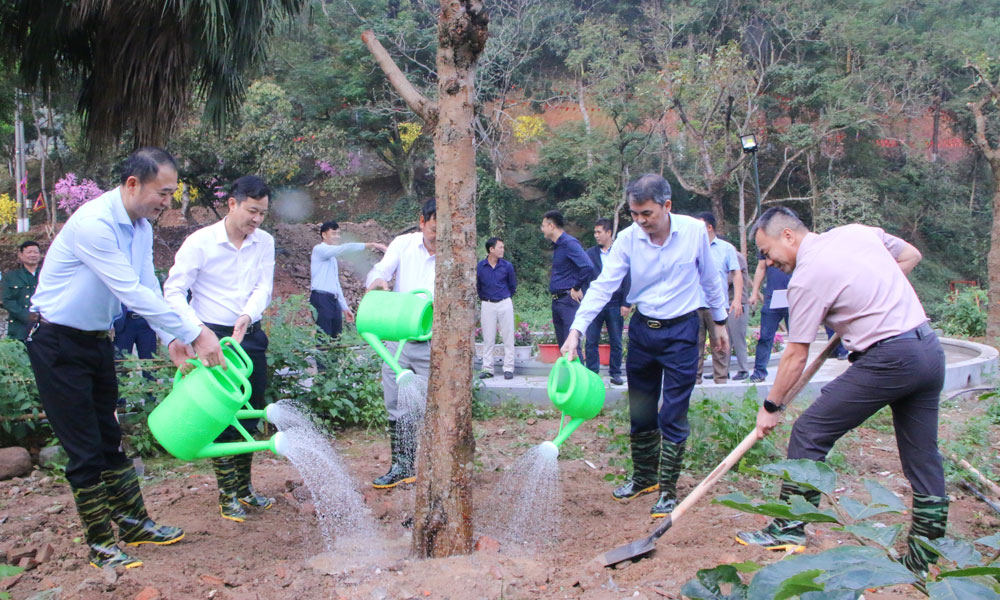 Đồng chí Vũ Minh Hiếu cùng các đồng chí lãnh đạo xã Nghĩa Phương hưởng ứng 