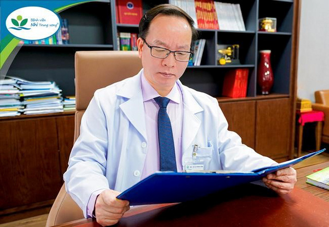 PGS.TS Trần Minh Điển: Khi các cháu xuất hiện những tình trạng như đỏ da, khó thở, mệt mỏi thì phải đưa con đi khám xem có mắc hội chứng hậu COVID-19 hay không. Ảnh Bệnh viện Nhi Trung ương