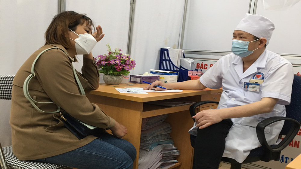 Bác sĩ Trung tâm y tế huyện Tân Yên tư vấn sức khỏe cho bệnh nhân.
