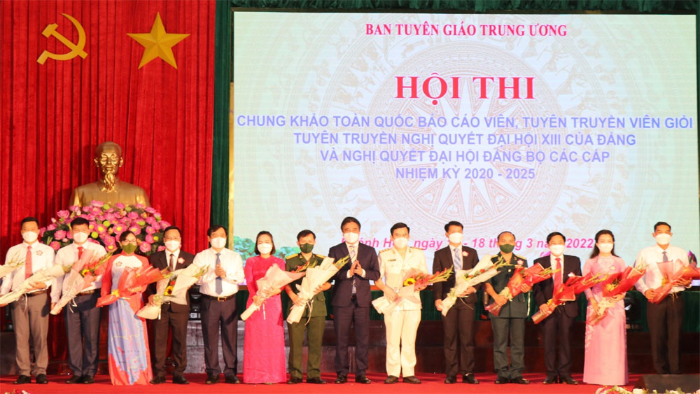 Ban Tổ chức hội thi tặng hoa cho các thí sinh dự thi.