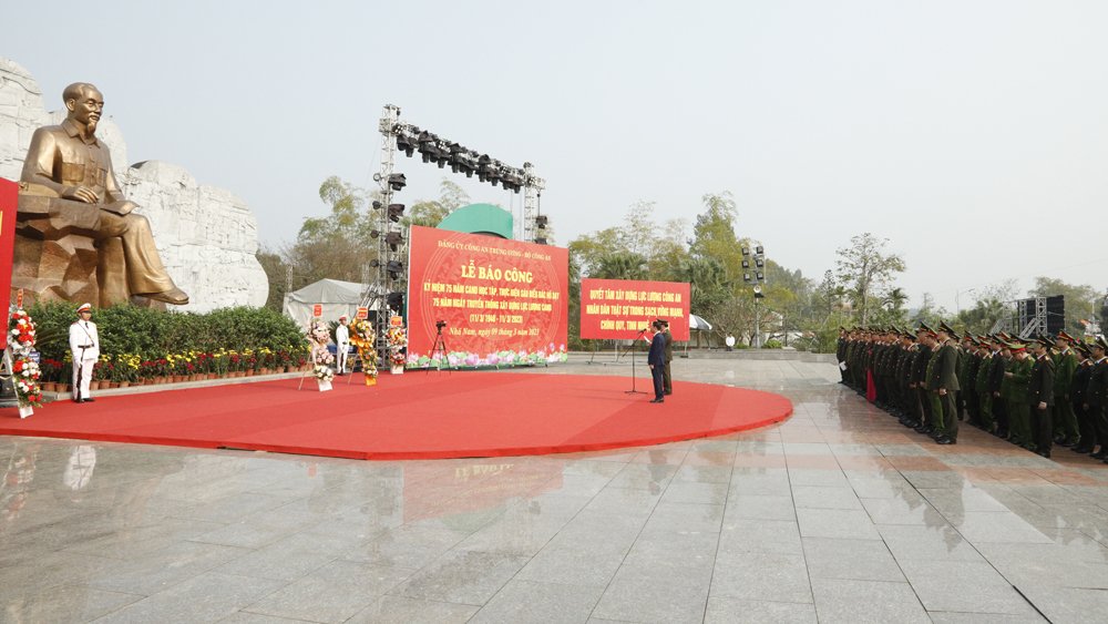 Đoàn đại biểu Đảng uỷ-Bộ Công an báo công dâng Bác.