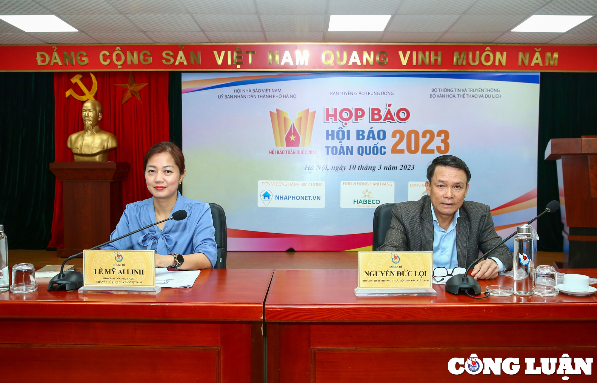 Chủ trì buổi họp báo: Ông Nguyễn Đức Lợi - Phó Chủ tịch thường trực Hội Nhà báo Việt Nam - Trưởng ban Tổ chức Hội báo toàn quốc 2023 và bà Lê Mỹ Ái Linh - Phó Giám đốc phụ trách Nhà Văn hoá, Hội nhà báo Việt Nam, Phó Trưởng ban Thường trực Ban Tổ chức.