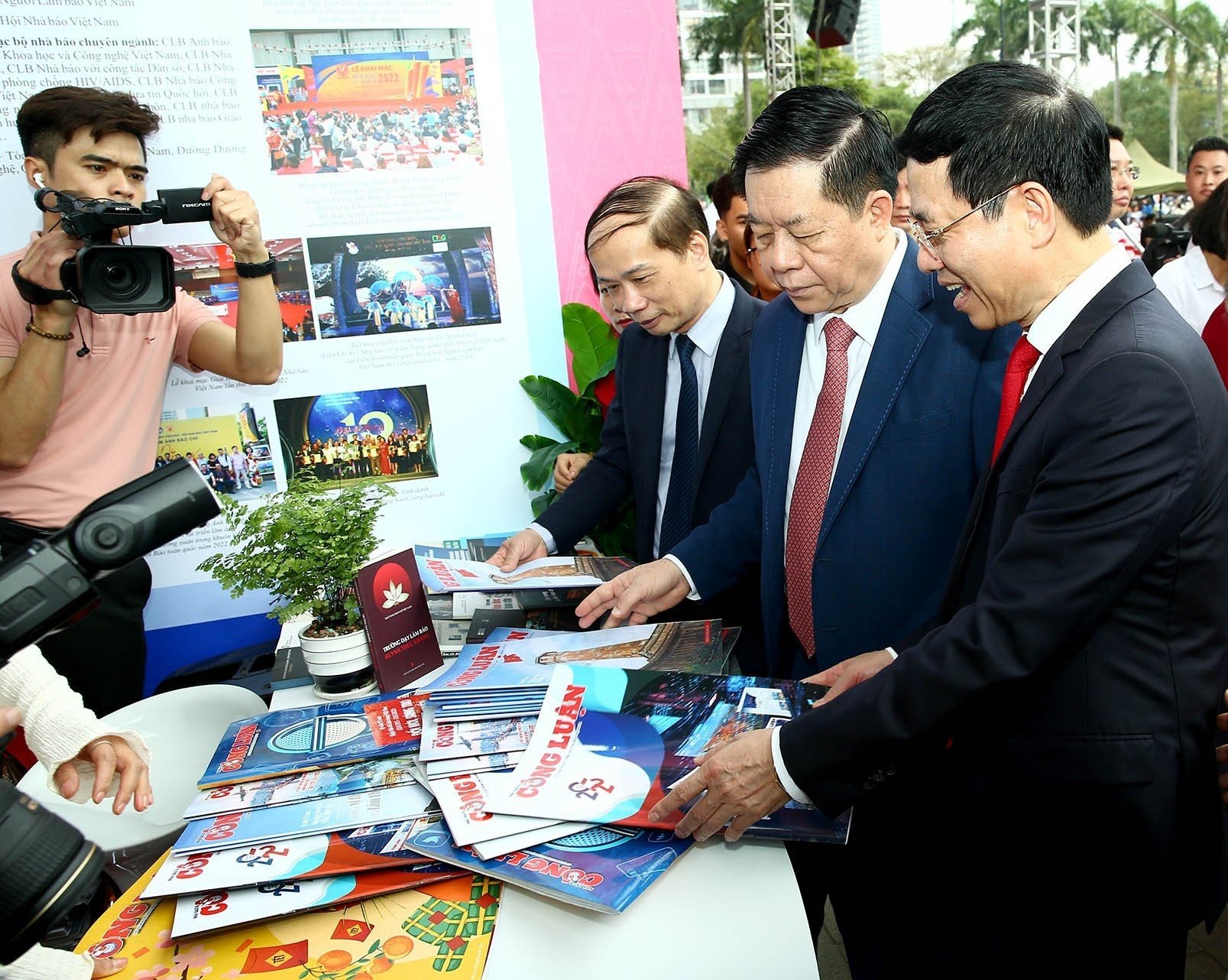 Các đại biểu thăm gian trưng bày tại Hội Báo toàn quốc 2023. Ảnh: Sơn Hải