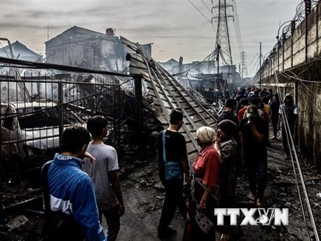 Hiện trường vụ cháy kho chứa nhiên liệu tại cây xăng ở Jakarta, Indonesia, ngày 4/3/2023. (Ảnh: AFP/TTXVN)