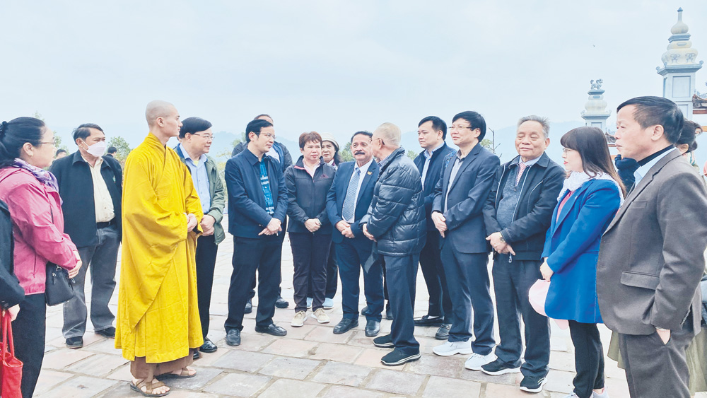 Các nhà báo Thái Lan, Việt Nam tại chùa Hạ (Tây Yên Tử).