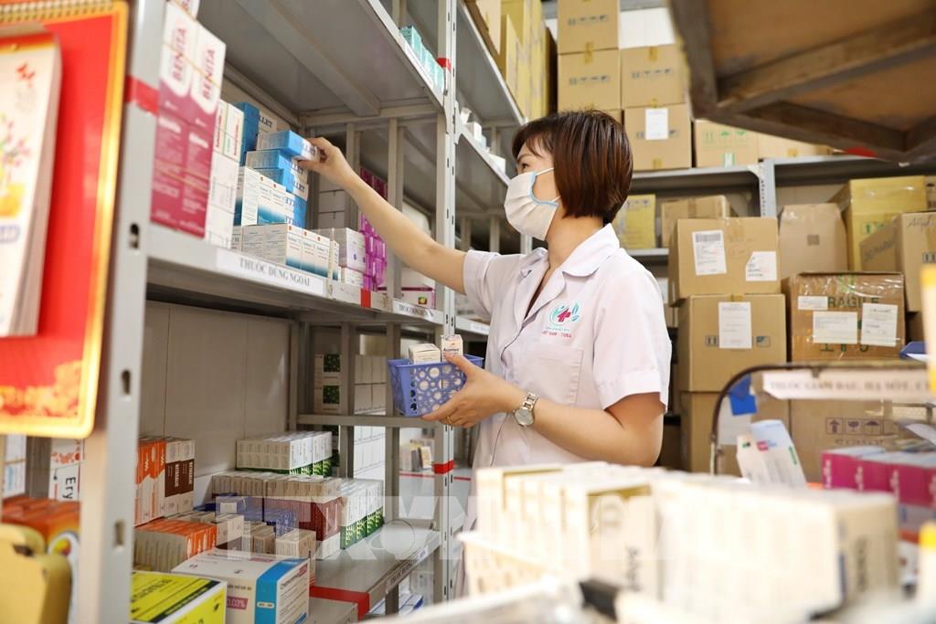 Nhân viên y tế cấp thuốc cho bệnh nhân. Ảnh Minh Quyết- TTXVN