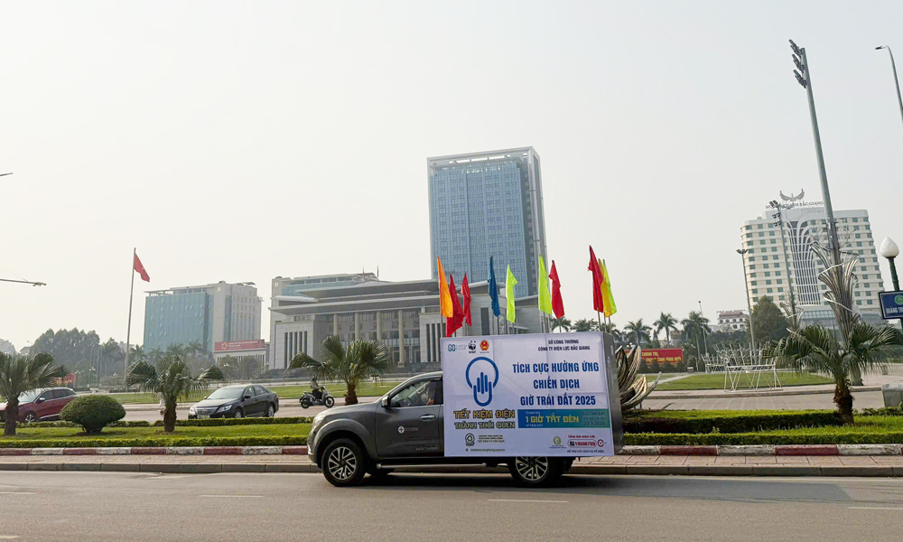 Xe tuyên truyền lưu động hưởng ứng Giờ Trái đất (từ 20 giờ 30 phút đến 21 giờ 30 phút) vào tối 22/3/2025.