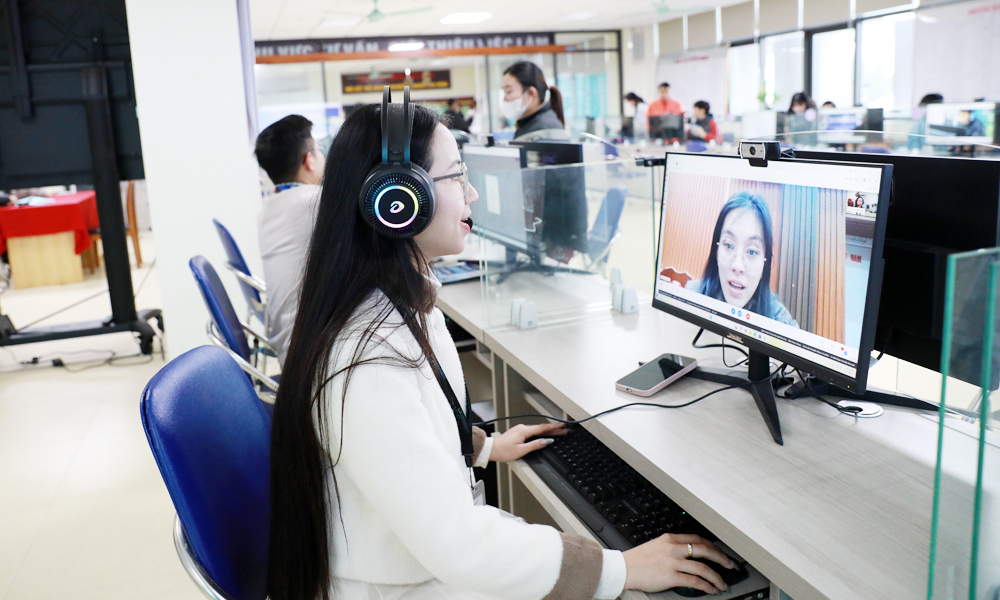 Nhân viên chuyên trách của Công ty trách nhiệm hữu hạn Luxshare-ICT phỏng vấn trực tuyến tuyển dụng lao động.