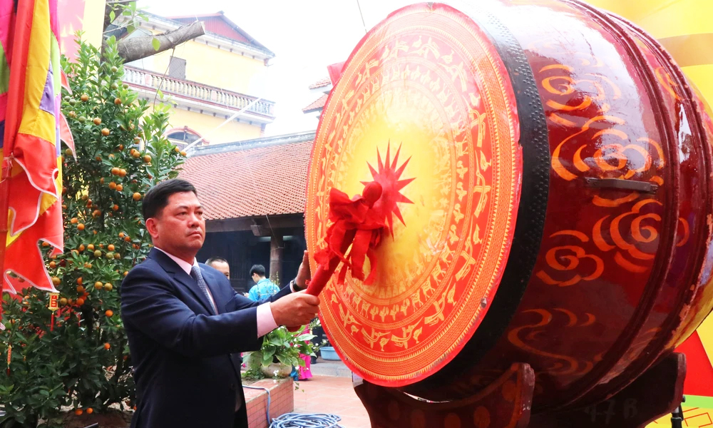 Bí thư Tỉnh ủy Bắc Ninh Nguyễn Hồng Thái đánh trống khai hội Kinh Dương Vương.