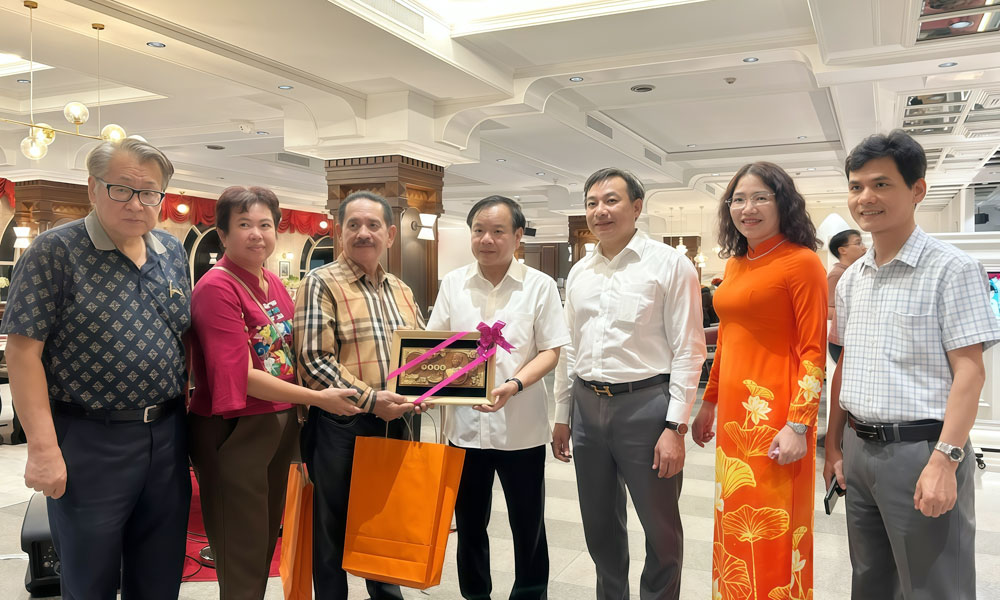 Ông Bunhan Bunket, Chủ tịch Hội sáng lập Hội Nhà báo tỉnh Petchabun chào đón đoàn công tác Hội Nhà báo tỉnh Bắc Ninh.