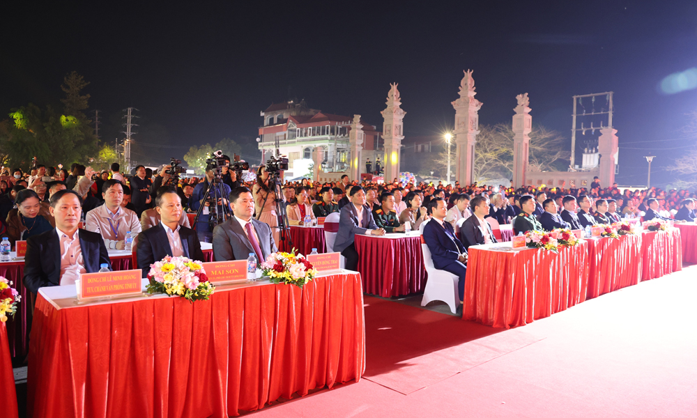 Đại biểu và Nhân dân, du khách dự khai mạc Tuần lễ hội Yên Thế.