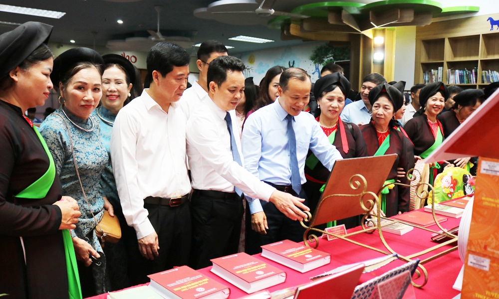 Các đại biểu tham quan trưng bày.