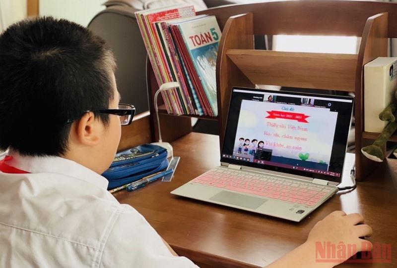 Học sinh học trực tuyến tại nhà trong những ngày nghỉ do dịch Covid-19. (Ảnh: Đăng Anh)