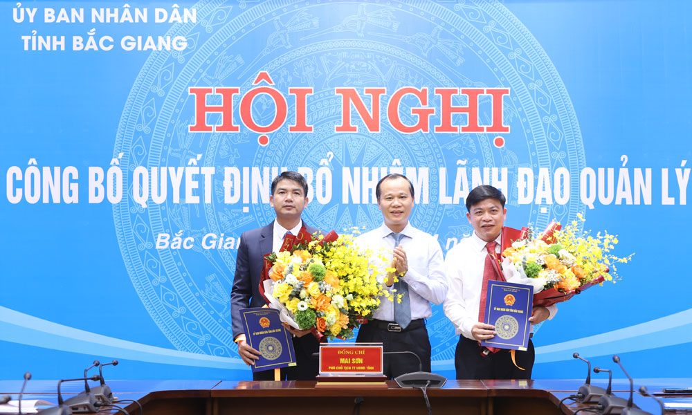 Đồng chí Mai Sơn trao Quyết định của Chủ tịch UBND tỉnh cho tân Phó Giám đốc Sở Kế hoạch và Đầu tư, Phó Trưởng Ban Dân tộc.