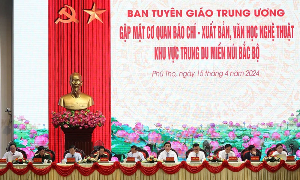 Đồng chí Nguyễn Trọng Nghĩa và các đại biểu chủ trì buổi gặp mặt.