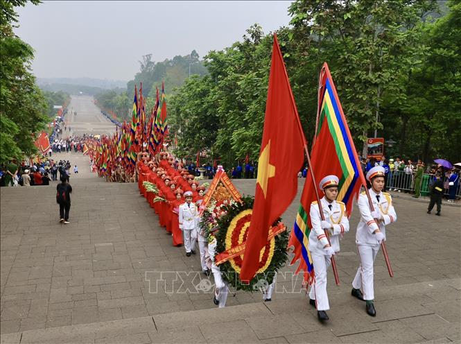 Đoàn hành lễ khởi hành lên đỉnh Nghĩa Lĩnh linh thiêng. Ảnh: Nhật Anh/TTXVN