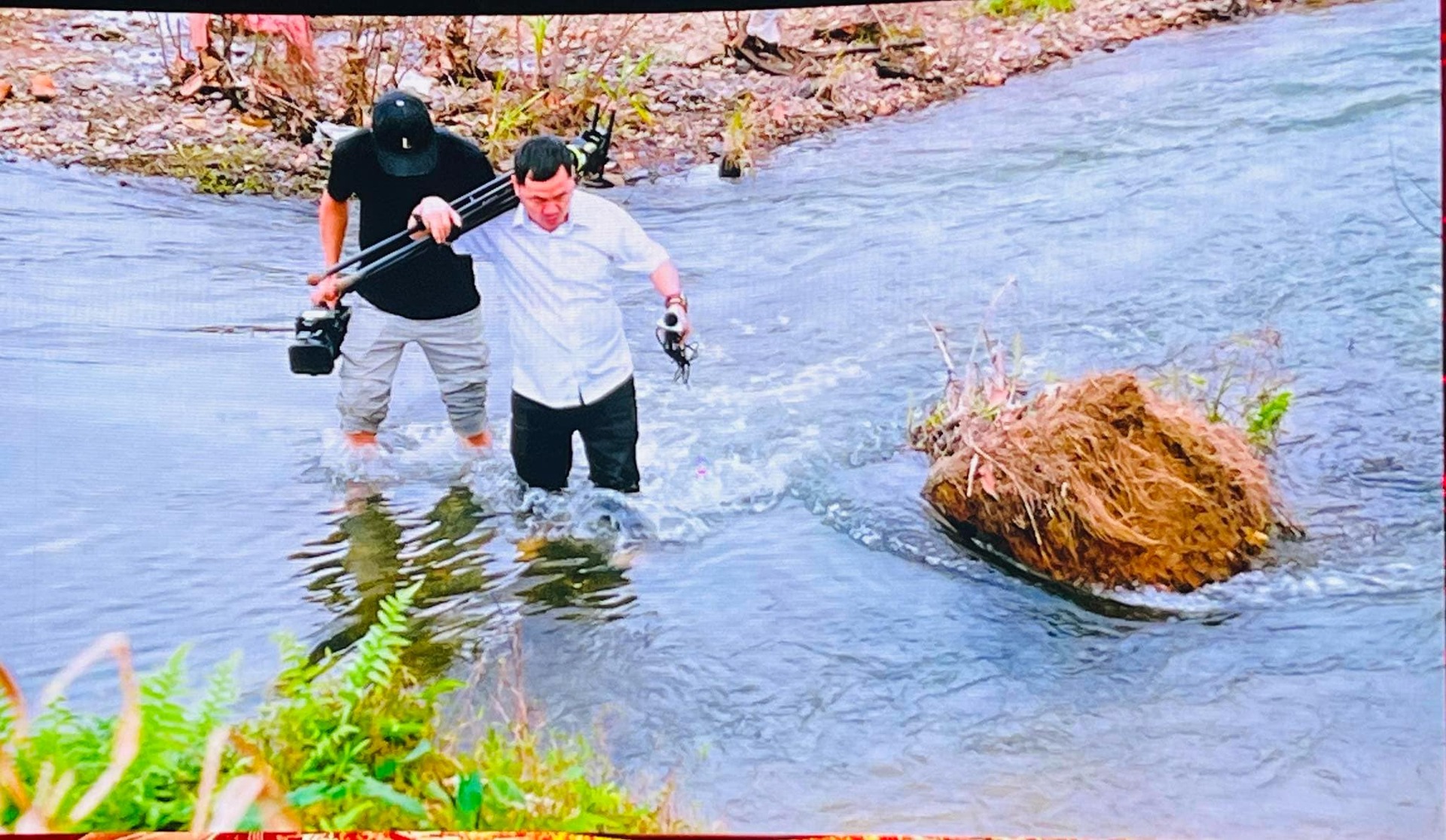 Nhà báo Bùi Tấn Sỹ và đồng nghiệp tại Đài PT-TH Quảng Nam trong chuyến đi huyện miền núi Phước Sơn.
