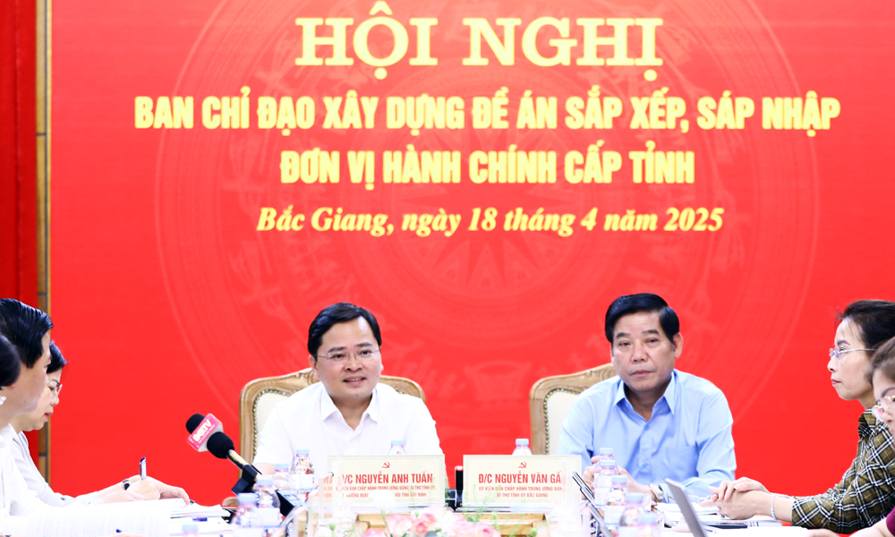 Các đồng chí chủ trì hội nghị.