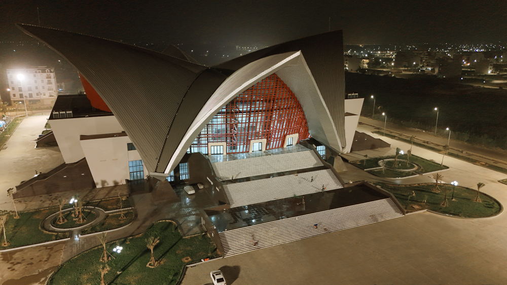 Công trình Trung tâm Văn hoá - triển lãm tỉnh Bắc Giang là công trình văn hóa, thuộc dự án nhóm B, công trình dân dụng cấp II,  quy mô xây dựng 40 nghìn m2. Địa điểm xây dựng tại Khu đô thị phía Nam thành phố Bắc Giang. Ảnh: Toàn cảnh công trình.