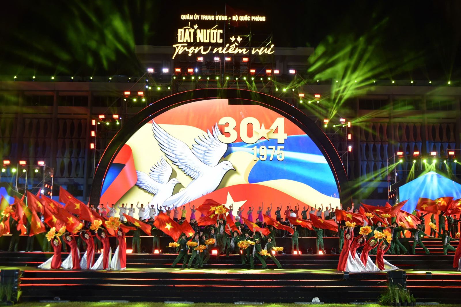 Chương trình nghệ thuật “Đất nước trọn niềm vui” do Quân ủy Trung ương, Bộ Quốc phòng chỉ đạo Quân khu 7 chủ trì thực hiện, với quy mô lớn tại Hội trường Thống Nhất.