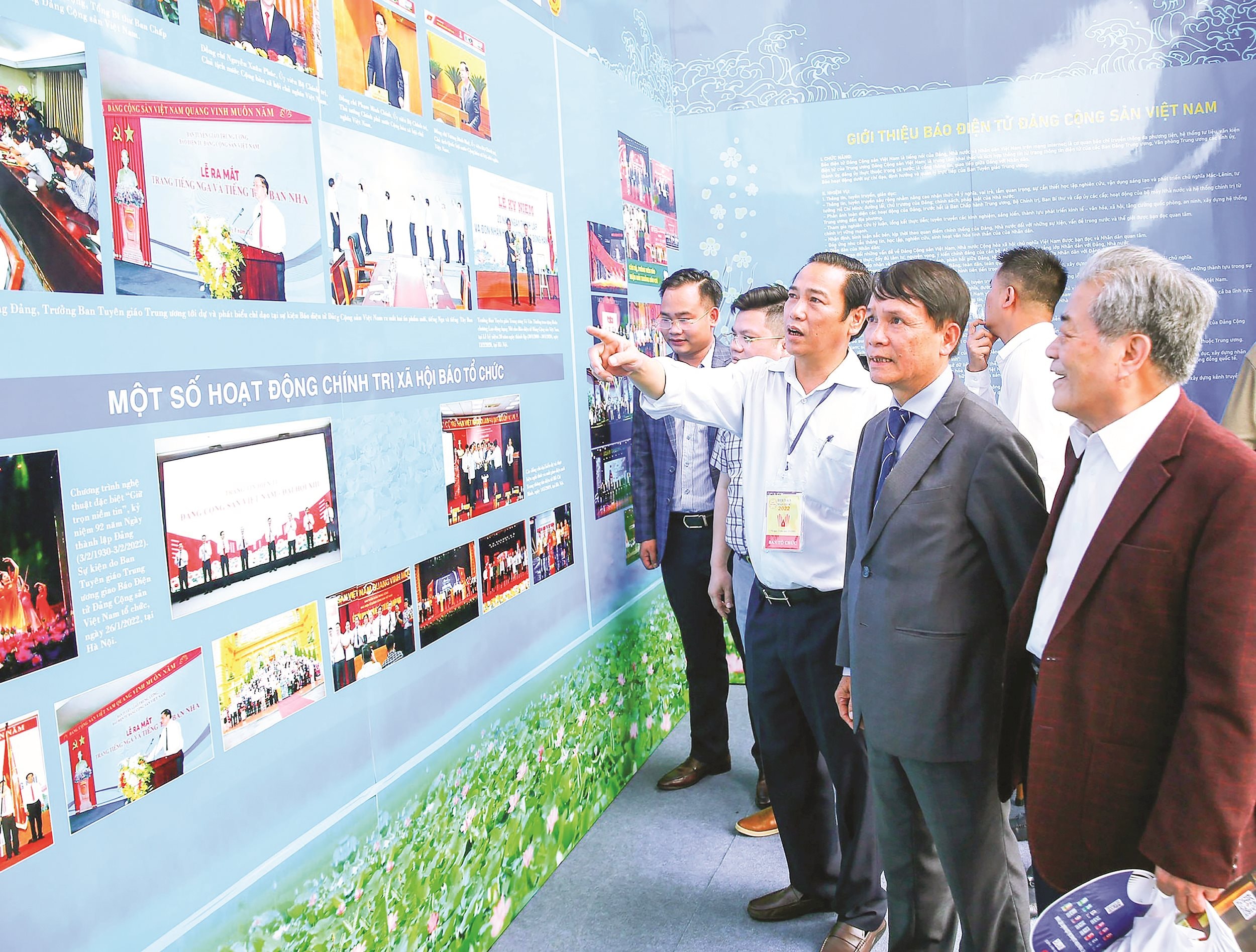 Nhà báo Nguyễn Đức Lợi cùng các đại biểu tham quan các gian hàng tại Hội Báo toàn quốc 2022. Ảnh: Sơn Hải