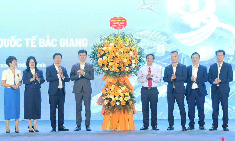 Đồng chí Nguyễn Việt Oanh tặng hoa chúc mừng doanh nghiệp.