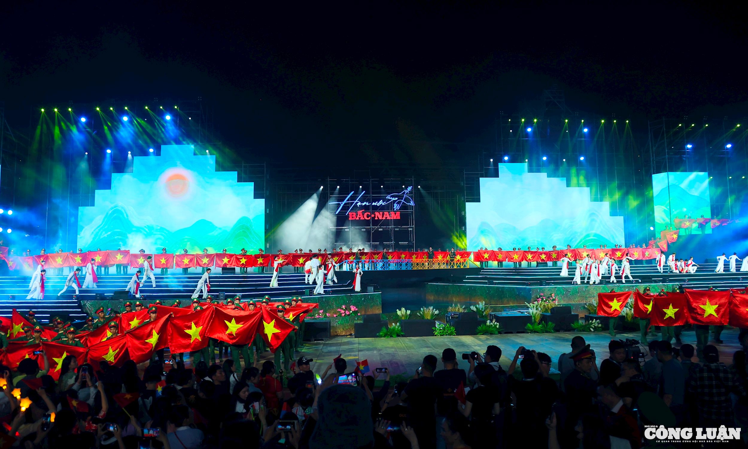 Với sự đầu tư công phu, chương trình “Hẹn ước Bắc - Nam” mang đến một sân khấu thực cảnh hoành tráng, quy mô, chia 2 khối so le thể hiện 2 miền Bắc-Nam, ở giữa có cây cầu Hiền Lương bắc qua sông Bến Hải.