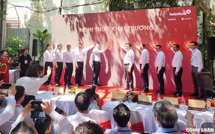 Nghi thức khai trương Trung tâm Báo chí phục vụ đại lễ 30/4