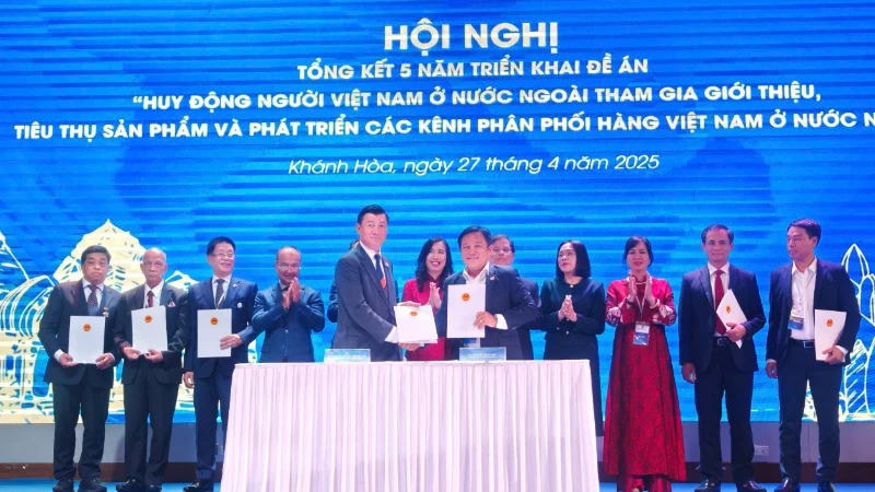 Đại diện các doanh nghiệp và hiệp hội của Việt Nam và người Việt Nam ở nước ngoài ký kết bản ghi nhớ hợp tác trong các lĩnh vực. (Ảnh: Ủy ban người Việt Nam tại nước ngoài)