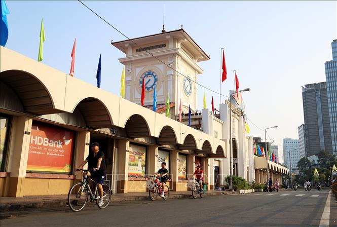 Khách du lịch đạp xe trải nghiệm không gian đô thị trung tâm TP Hồ Chí Minh buổi sáng sớm. Ảnh: Hồng Đạt/TTXVN