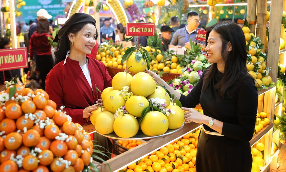 Khách mua hàng tại Lễ hội trái cây Bắc Ninh 2025. Ảnh: Danh Lam.