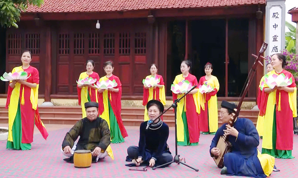 Một buổi sinh hoạt của Câu lạc bộ Ca trù phường Cảnh Thụy.