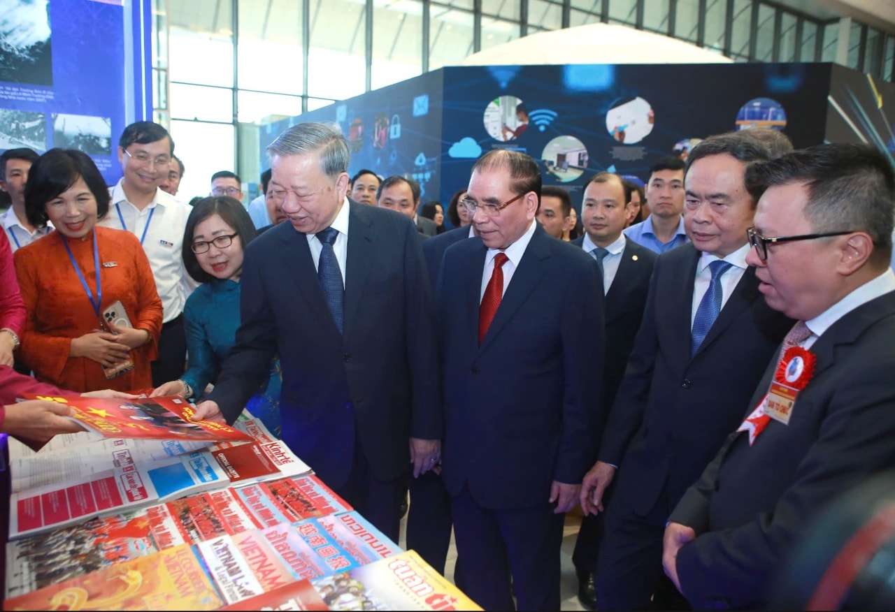 Tổng Bí thư, Chủ tịch nước Tô Lâm và các vị lãnh đạo, nguyên lãnh đạo Đảng và Nhà nước tham quan gian trưng bày tại Hội Báo toàn quốc năm 2025