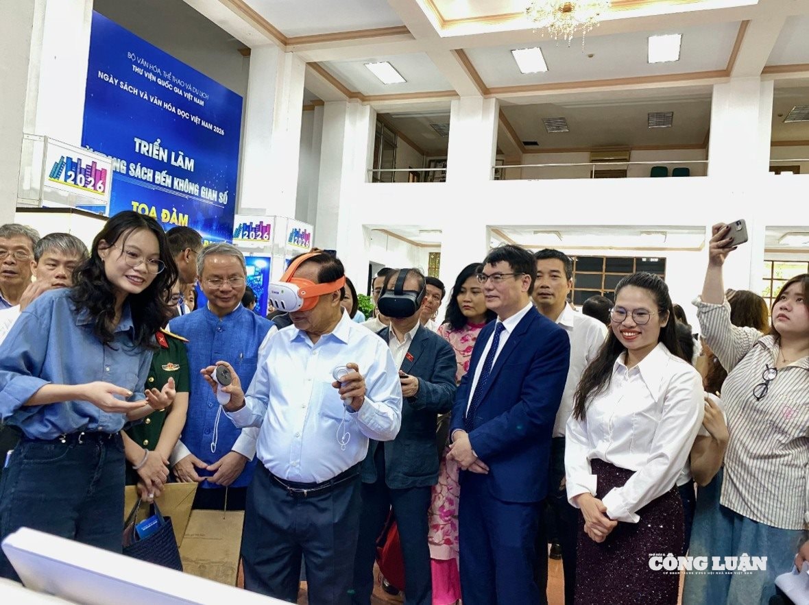 Đại biểu trải nghiệm thực tế ảo tại Ngày Sách và Văn hóa đọc 2026. Ảnh: Trần Phương