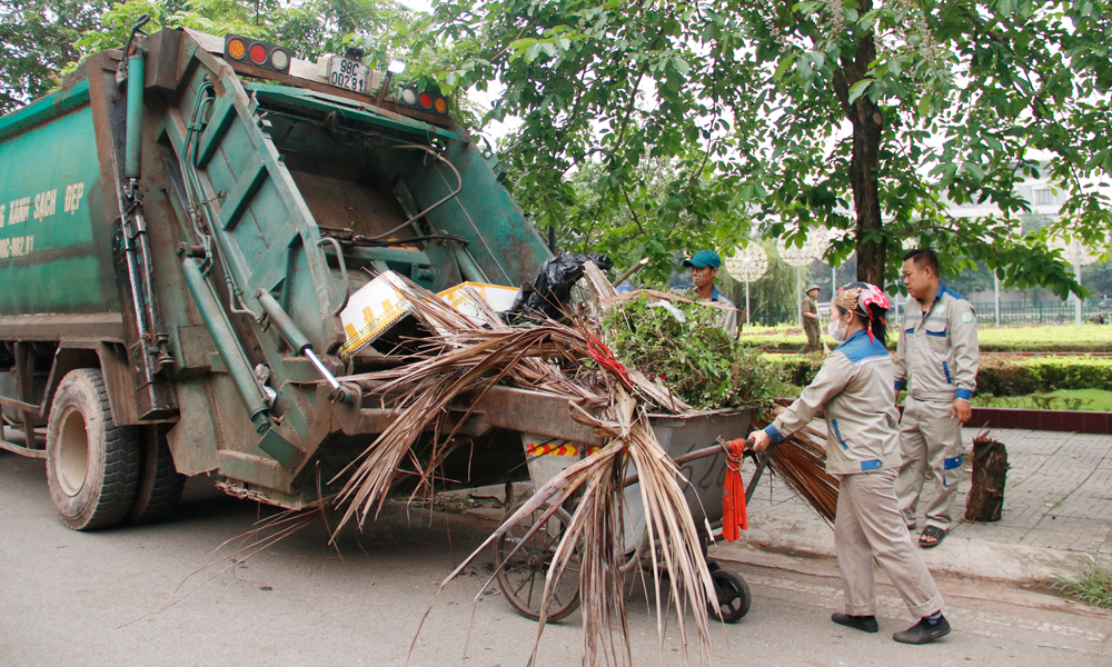Công ty cổ phần Quản lý công trình đô thị Bắc Giang thu gom rác thải tại phường Bắc Giang.