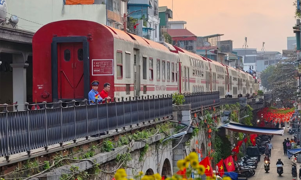 Đoàn tàu 5 cửa ô dừng nghỉ tại ga Long Biên.