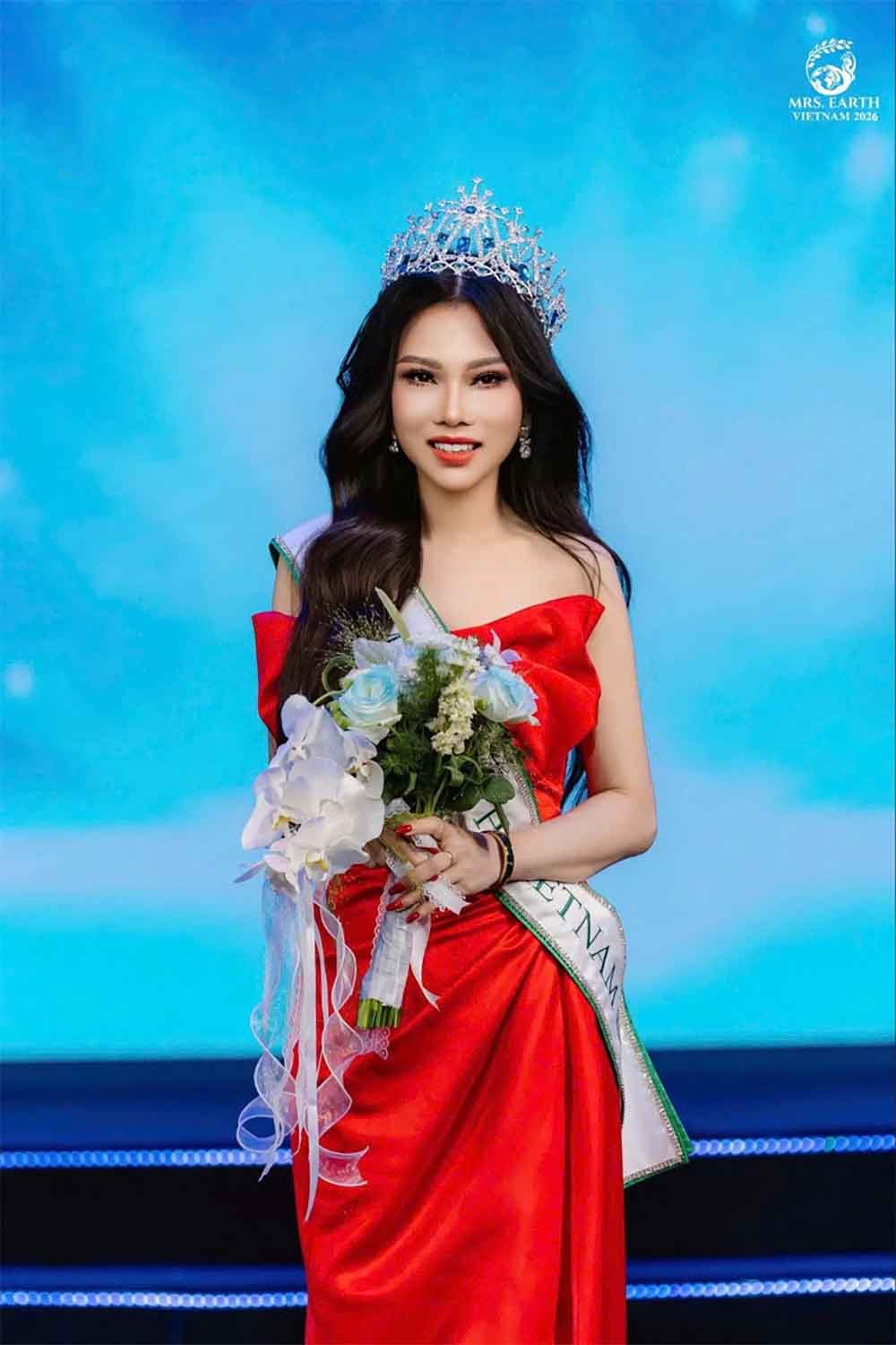 Vượt qua 19 ứng viên, thí sinh Nguyễn Khuê Thu đến từ Bắc Ninh đã đăng quang ngôi vị cao nhất, trở thành Hoa hậu Mrs Earth Vietnam 2026.