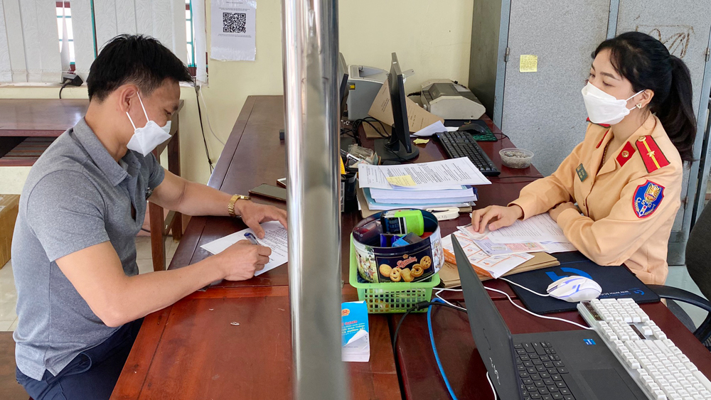 Trung úy Mễ Thị An (Công an huyện Sơn Động) hướng dẫn người dân làm thủ tục hành chính. Ảnh: CTV