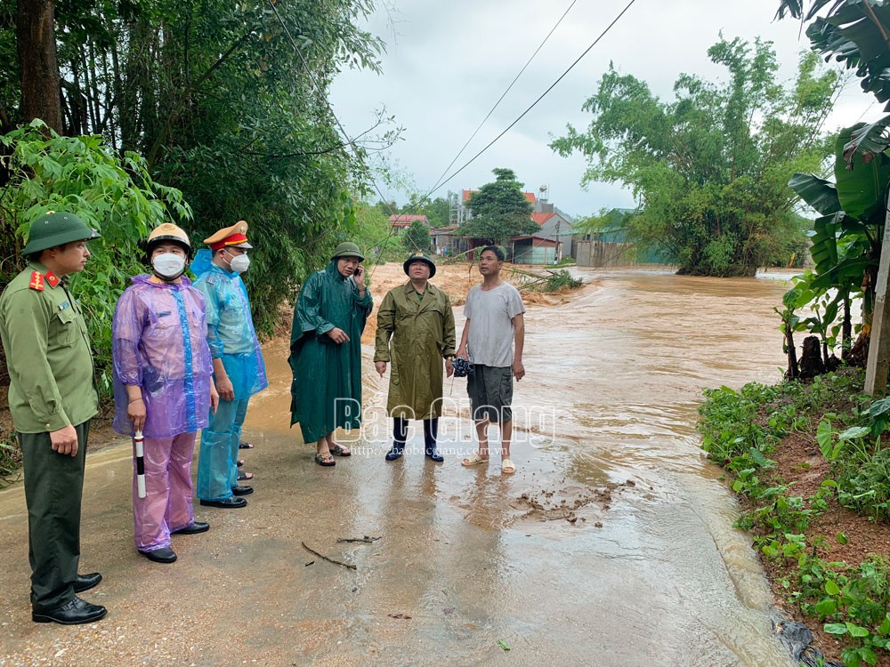 Lãnh đạo Công an huyện Lục Ngạn và xã Cấm Sơn chỉ huy khắc phục hậu quả lũ lụt. Ảnh: CTV