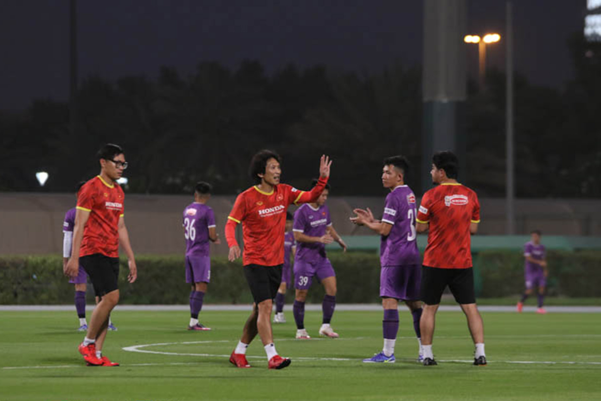 Huấn luyện viên Gong Oh-kyun theo sát các học trò trên sân tập. (Ảnh: VFF)