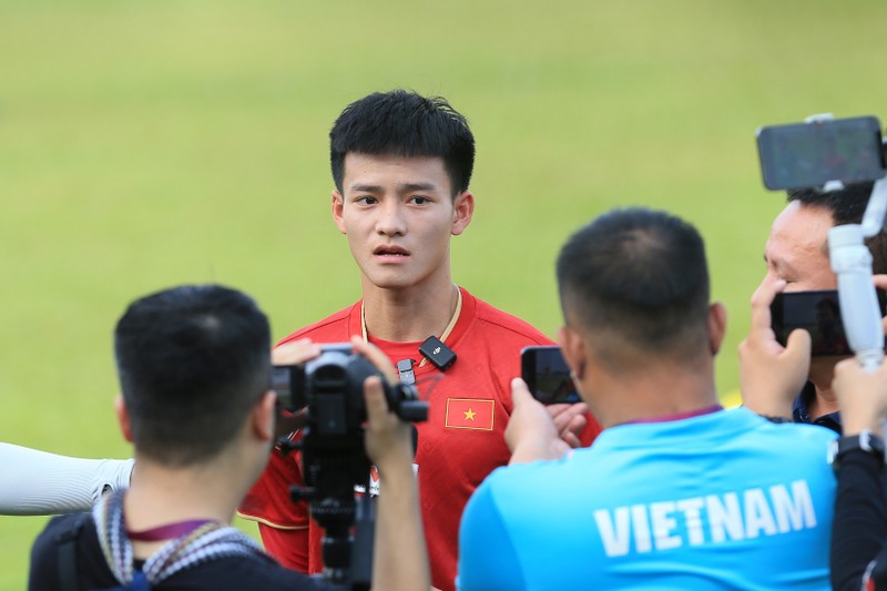 Tiền đạo Thanh Nhàn trả lời phỏng vấn trước buổi tập của U22 Việt Nam. (Ảnh: VFF)