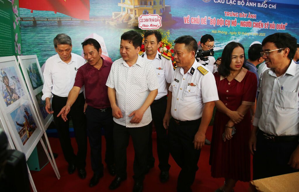 Hội Nhà báo thành phố Hải Phòng tổ chức trưng bày ảnh với chủ đề “Bộ đội Cụ Hồ - Người chiến sĩ hải quân”. Đây là một trong những sự kiện thu hút hội viên và các đại biểu tham dự.