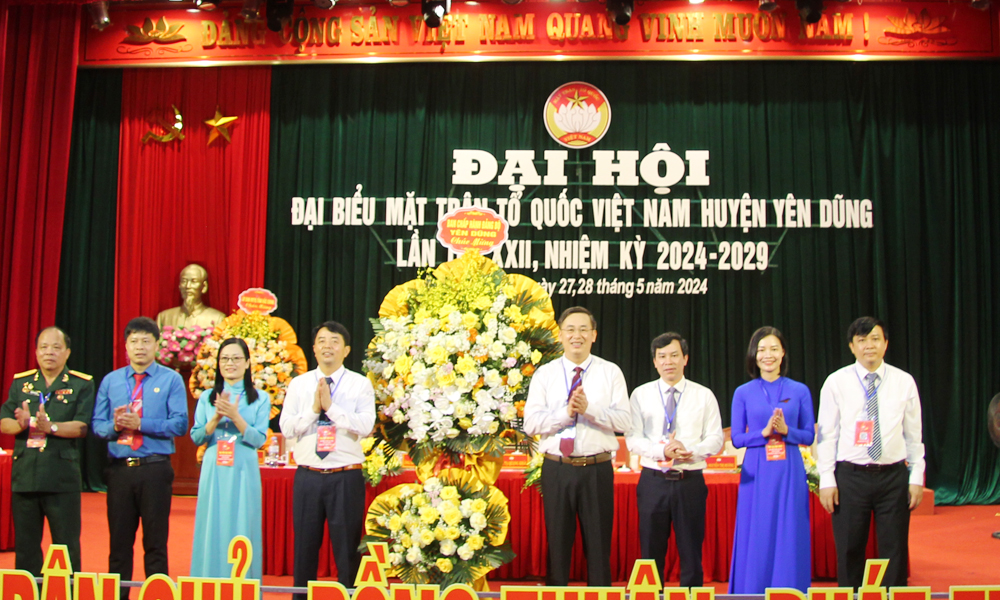 Đồng chí Thạch Văn Chung tặng hoa chúc mừng Đại hội.