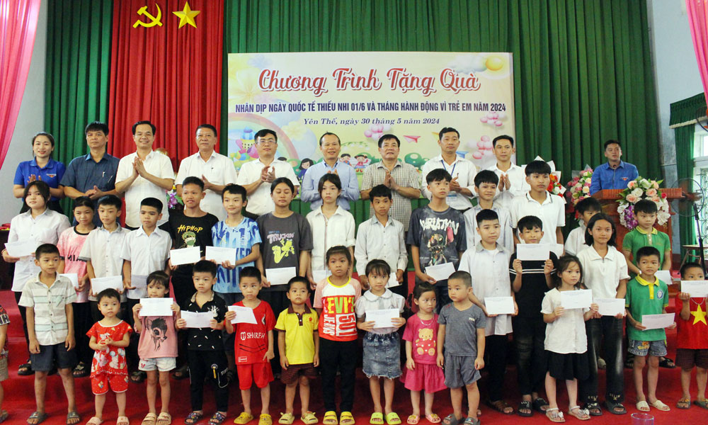 Đồng chí Mai Sơn và các đại biểu tặng quà các cháu thiếu nhi.